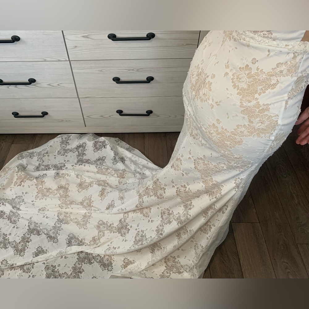 Long Wedding Dress - Size 12 - Vneck Line - Mermaid Shape - Picture 9 of 9